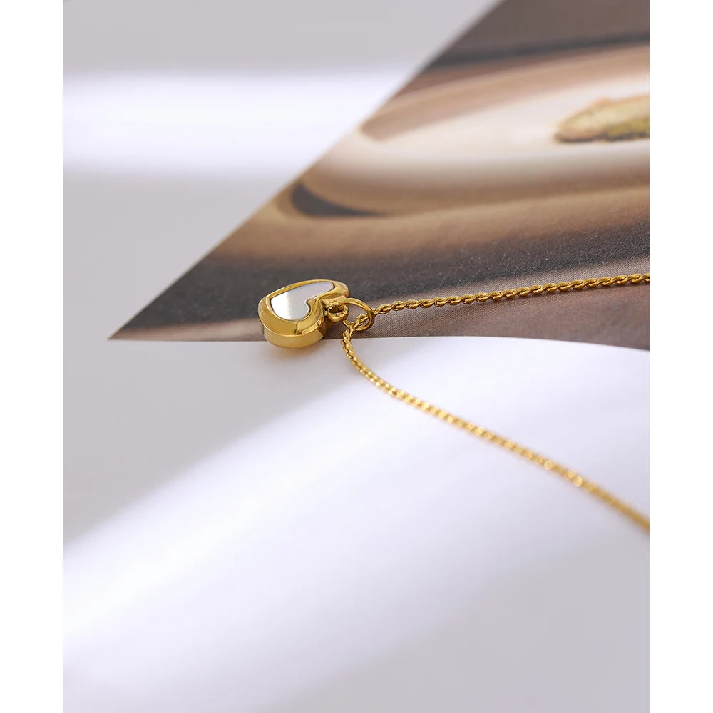 Colar Pingente Coração Branco Banhado em Ouro 18K