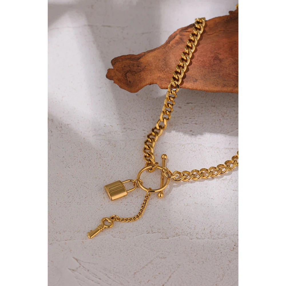 Colar Cadeado Banhado em Ouro 18K
