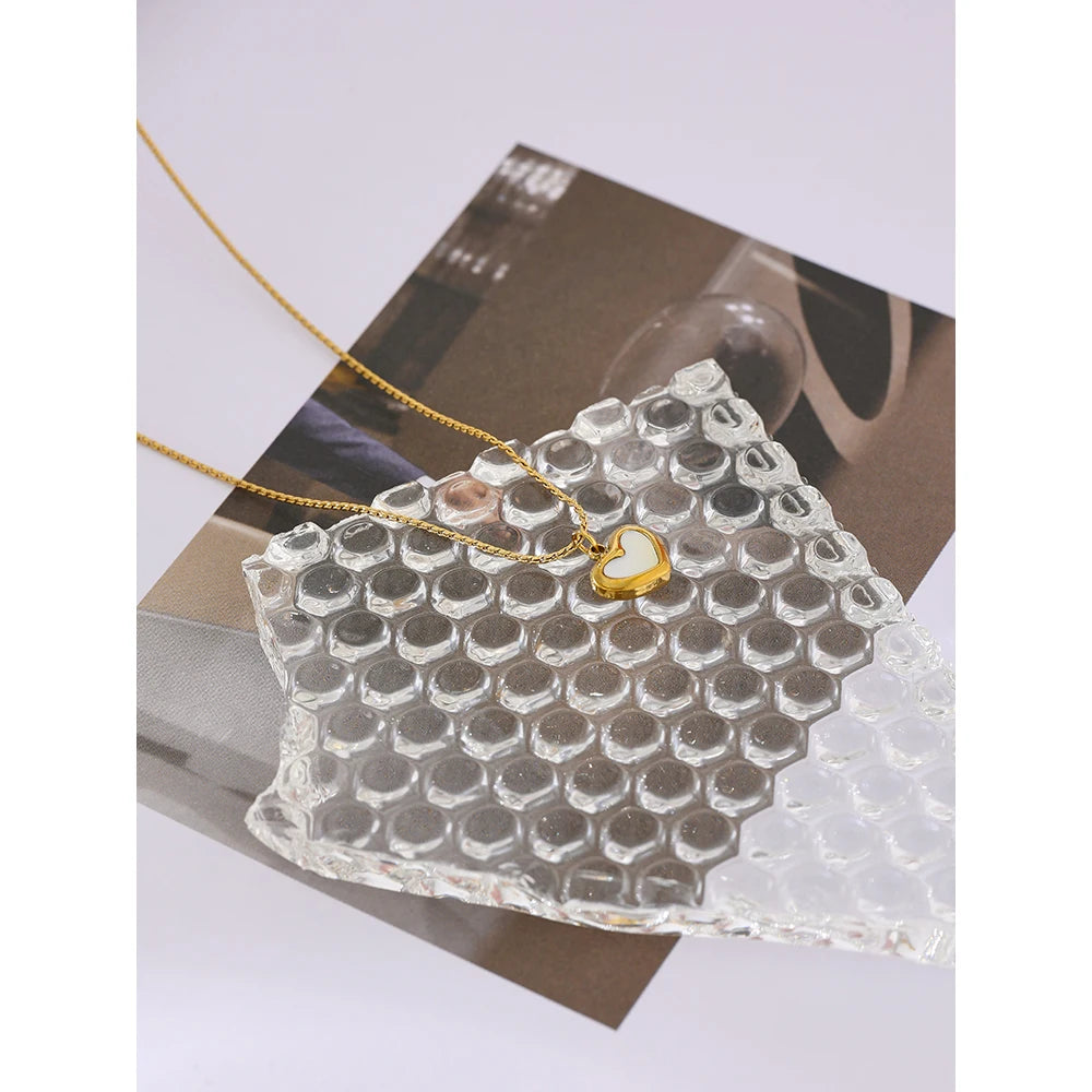 Colar Pingente Coração Branco Banhado em Ouro 18K