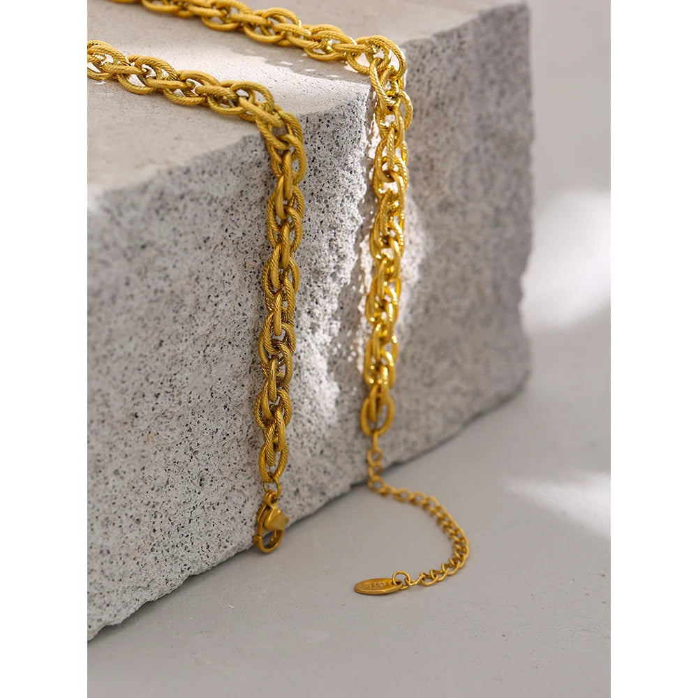 Colar Minimalista Trançado Banhado em Ouro 18K