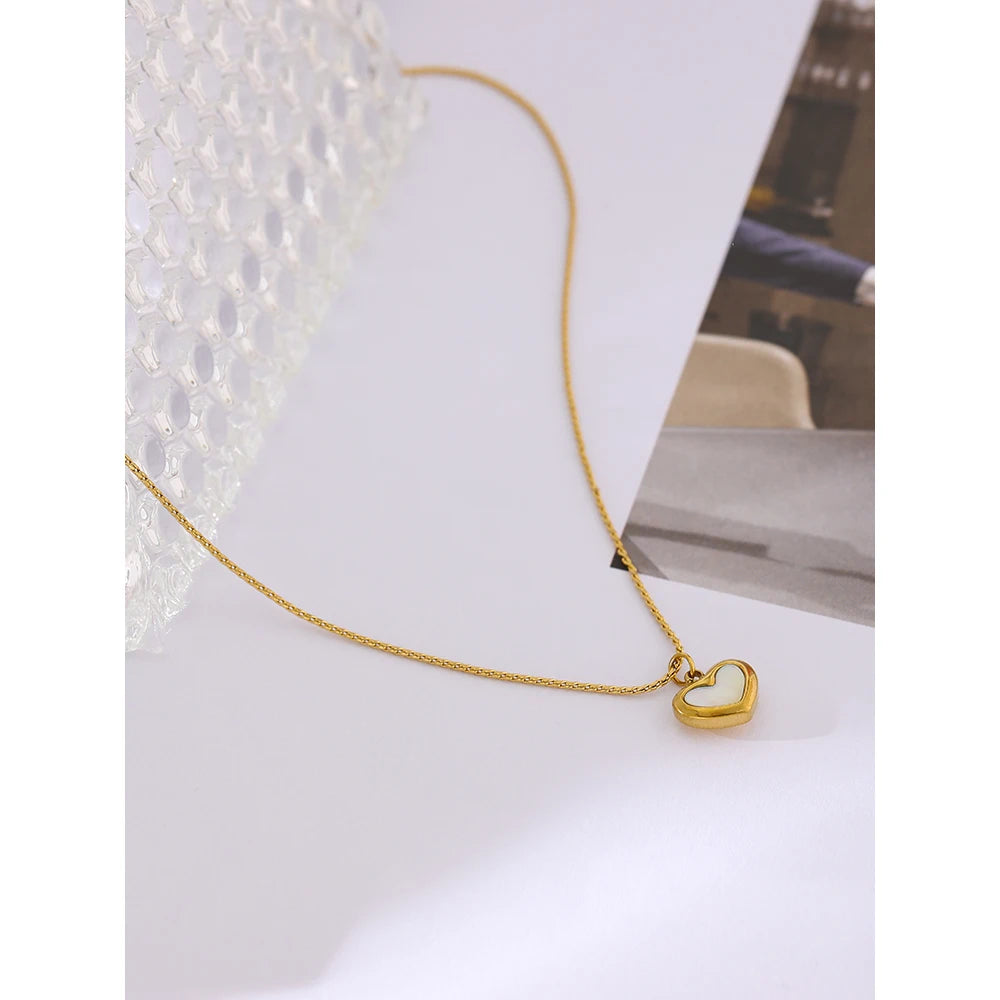 Colar Pingente Coração Branco Banhado em Ouro 18K