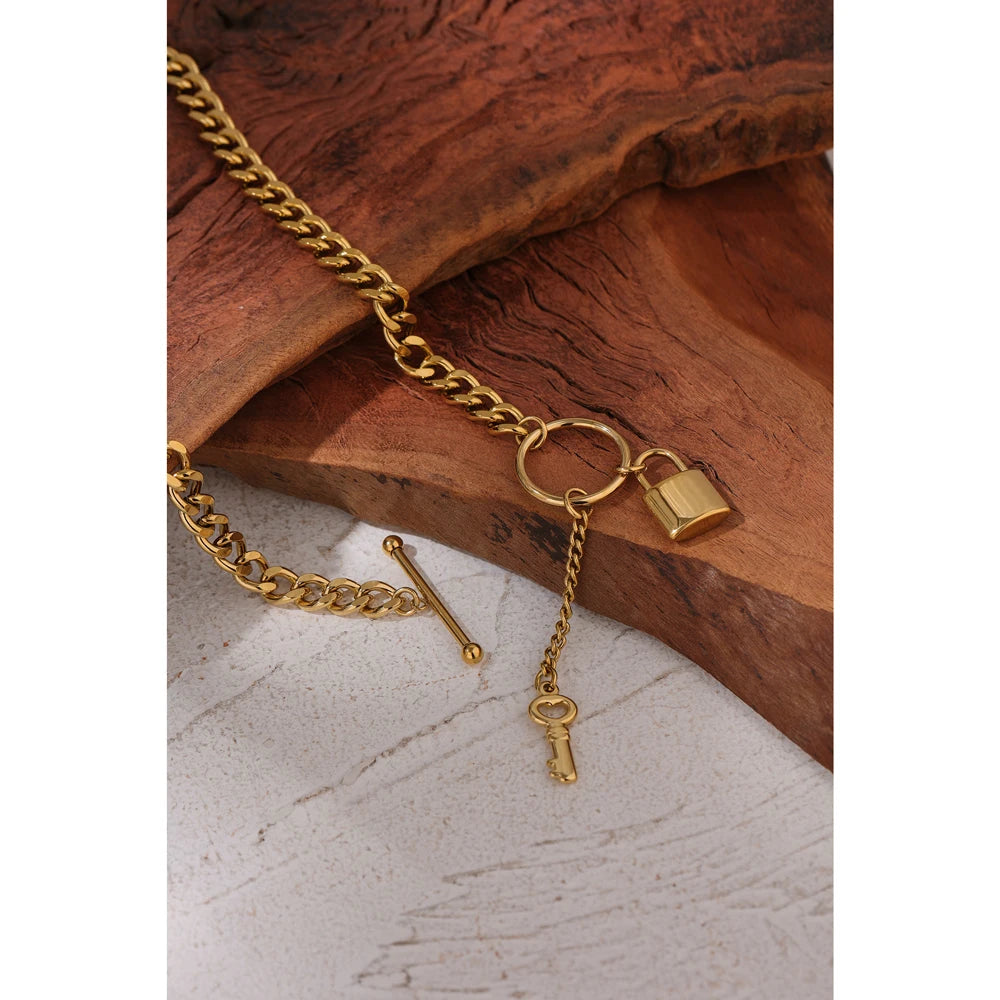 Colar Cadeado Banhado em Ouro 18K
