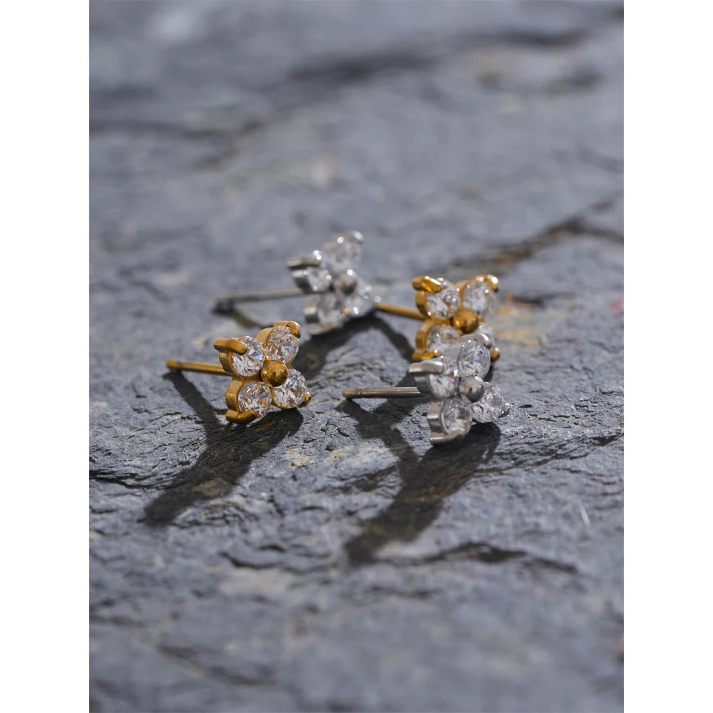 Brinco Delicado Flor Zircônia Banhado em Ouro 18K