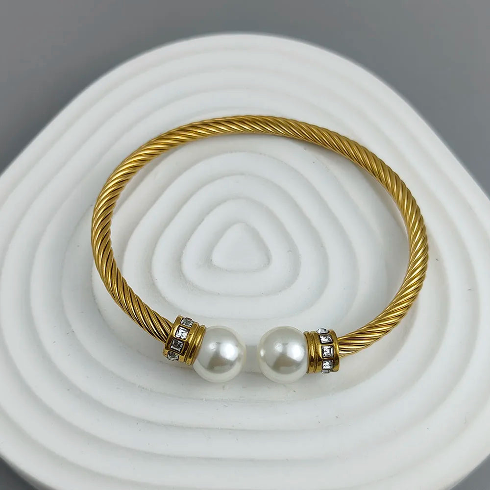Bracelete Torcido com Pérolas Banhado em Ouro 18K