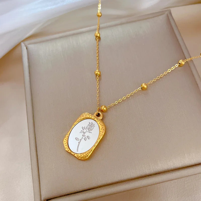 Colar Medalha Flor Banhado em Ouro 18K