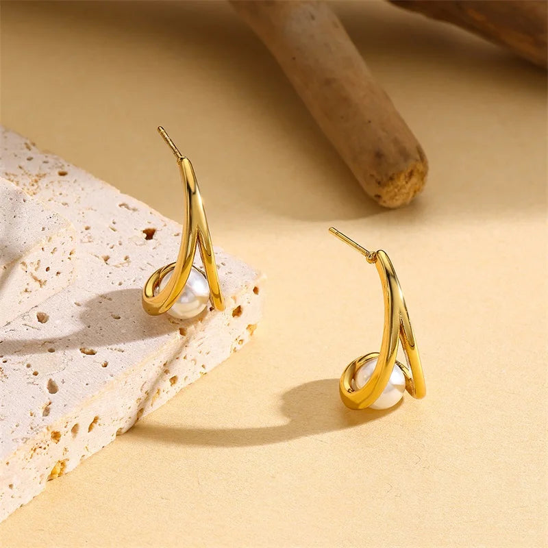 Brinco Vazado Pérola Banhado em Ouro 18K