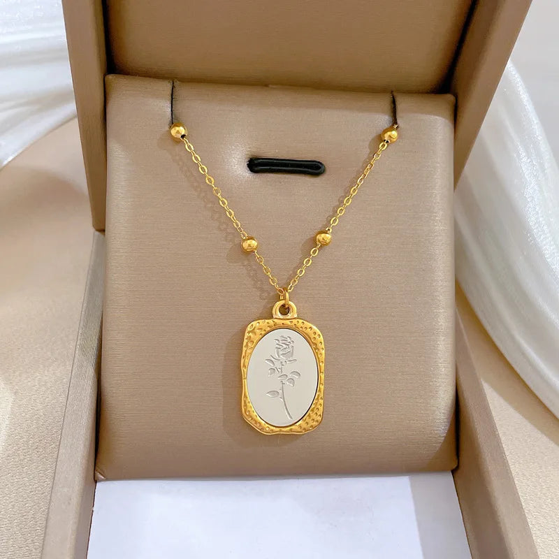 Colar Medalha Flor Banhado em Ouro 18K
