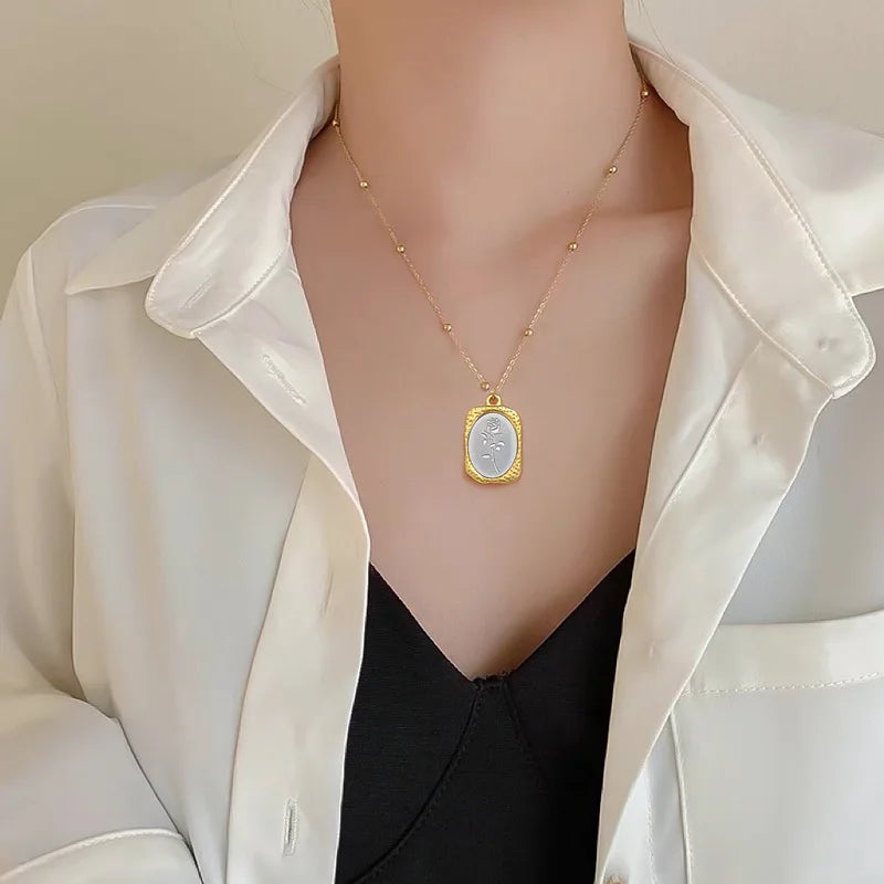 Colar Medalha Flor Banhado em Ouro 18K