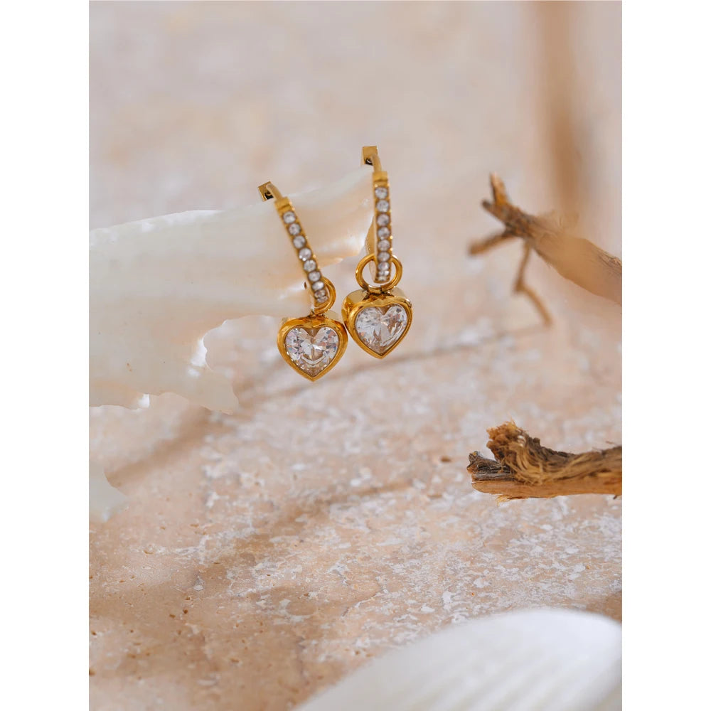 Brinco Delicado Coração Banhado em Ouro 18K