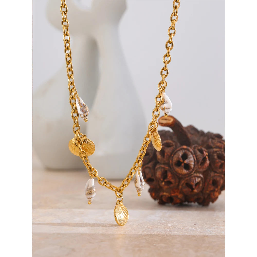 Colar Conchas Banhado em Ouro 18K