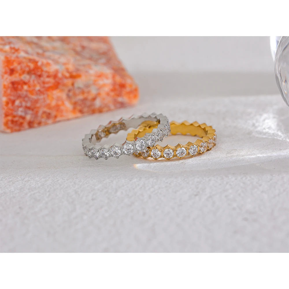 Anel Luxo Zircônias Banhado em Ouro 18K