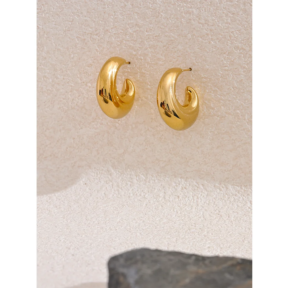 Brinco Meia Lua Irregular Banhado em Ouro 18K