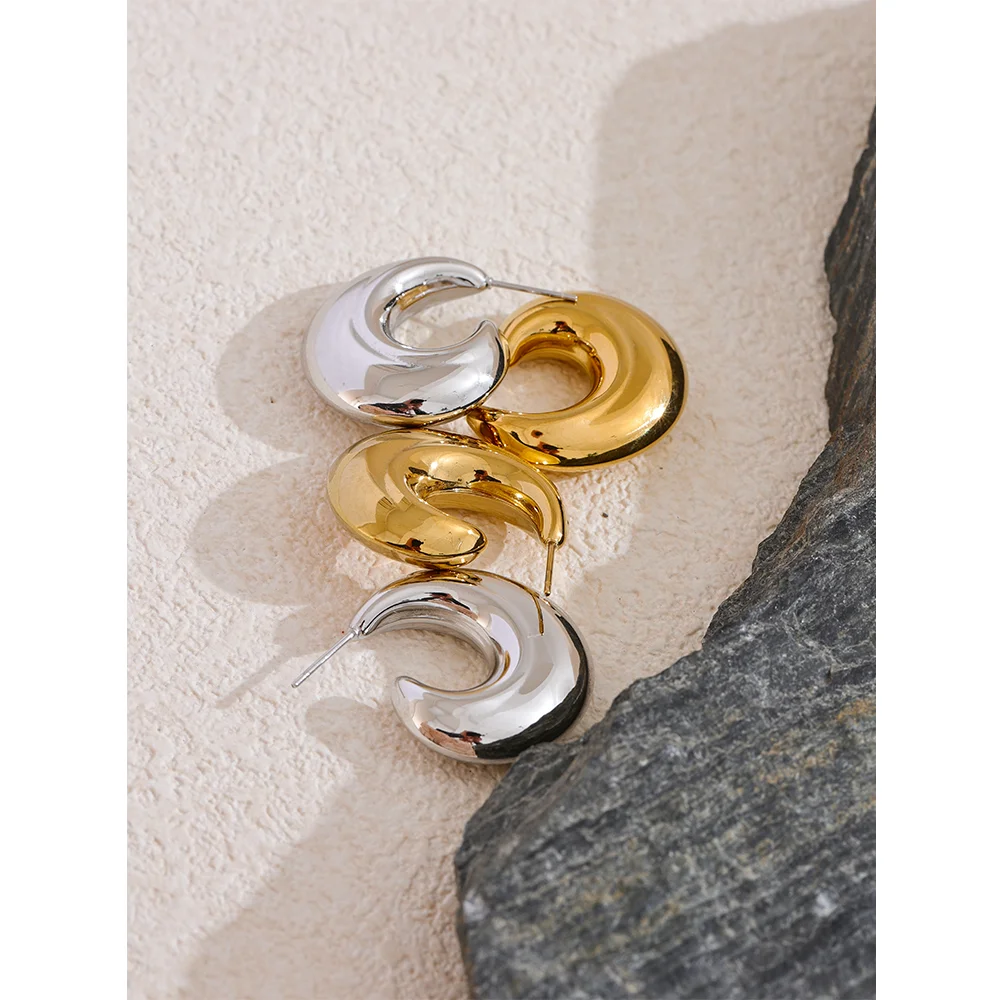 Brinco Meia Lua Irregular Banhado em Ouro 18K