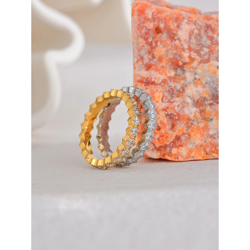 Anel Luxo Zircônias Banhado em Ouro 18K