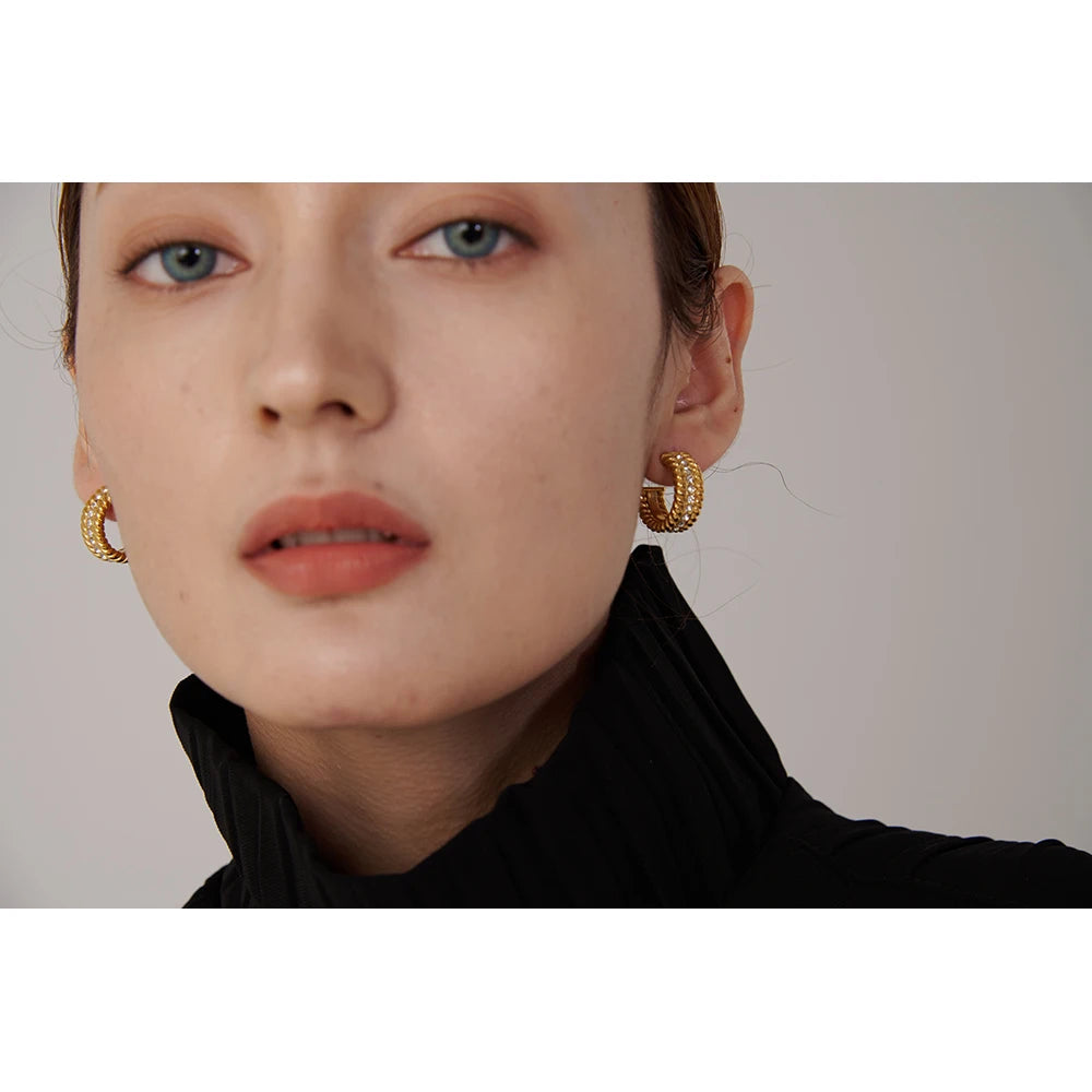 Brinco Argola Torcido Zircônias Banhado em Ouro 18K